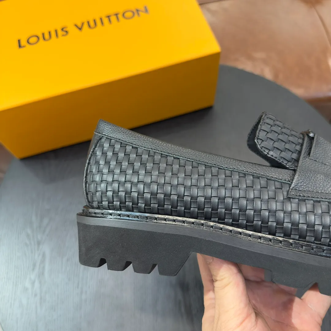 [L Home] P: 820💰 Size: 39-44 (customized at 38.45) Original Lv official website men's casual leather shoes, top-quality original replica, - Upper: 🔝cowhide weaving technology, Nappa cowhide, shoe body sewn with brand logo - Inner: cowhide, foot pad; water-dyed cowhide - Outsole: TPR·rubber foam; two-color molded outsole -Ultra-high quality control and fine workmanship: highlight (high-end, extravagance, class)